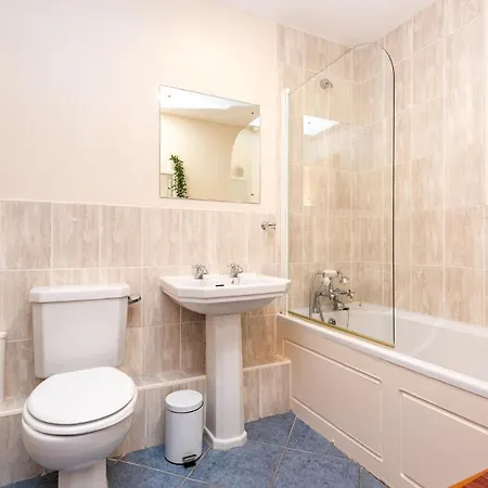Emperors Wharf - Neat 2 Bedroom With Free Parking! *
