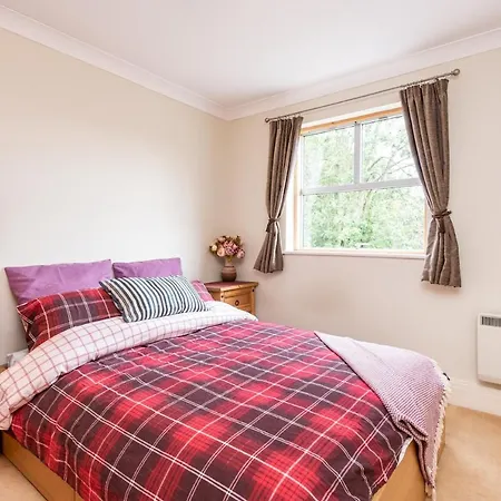Emperors Wharf - Neat 2 Bedroom With Free Parking! *