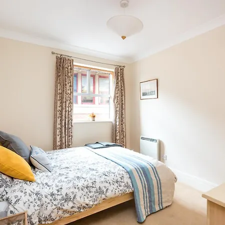 Emperors Wharf - Neat 2 Bedroom With Free Parking! Apartmán