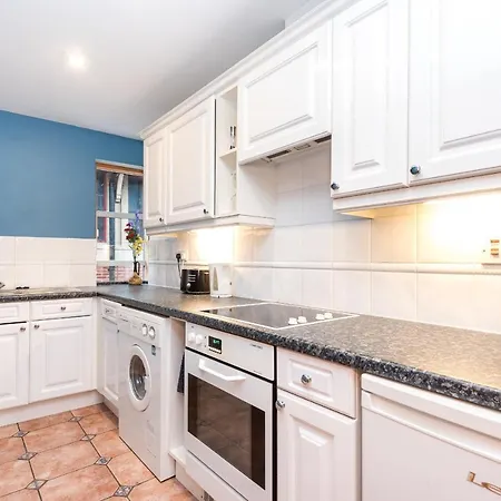 Apartmán Emperors Wharf - Neat 2 Bedroom With Free Parking! *