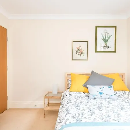Emperors Wharf - Neat 2 Bedroom With Free Parking! York