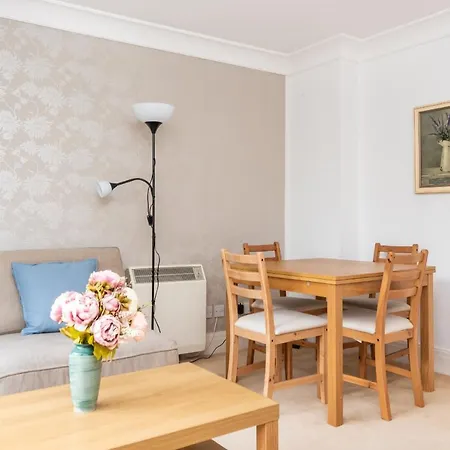 Emperors Wharf - Neat 2 Bedroom With Free Parking! *