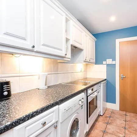 Emperors Wharf - Neat 2 Bedroom With Free Parking! Apartmán